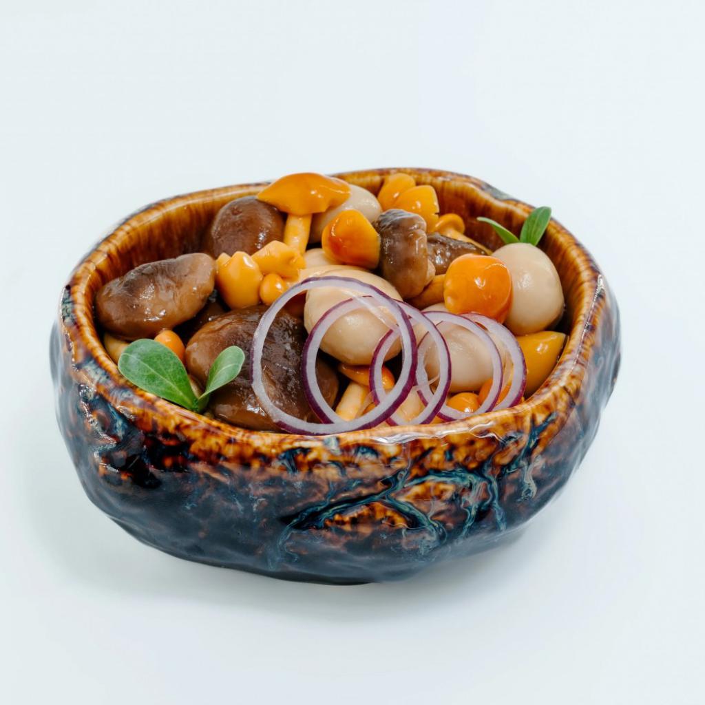 Turli xil marinadlangan qo'ziqorinlar