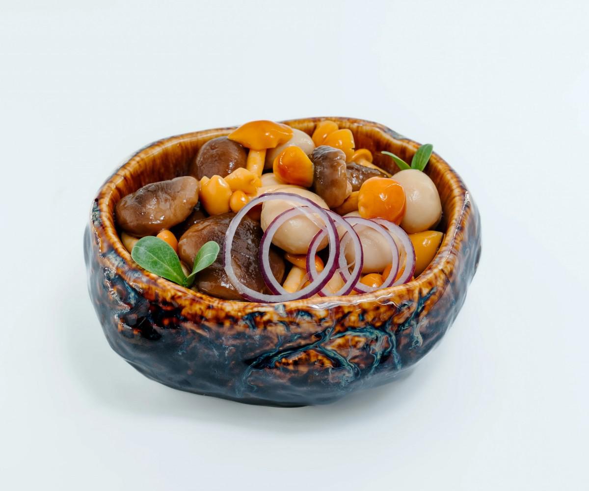 Turli xil marinadlangan qo'ziqorinlar