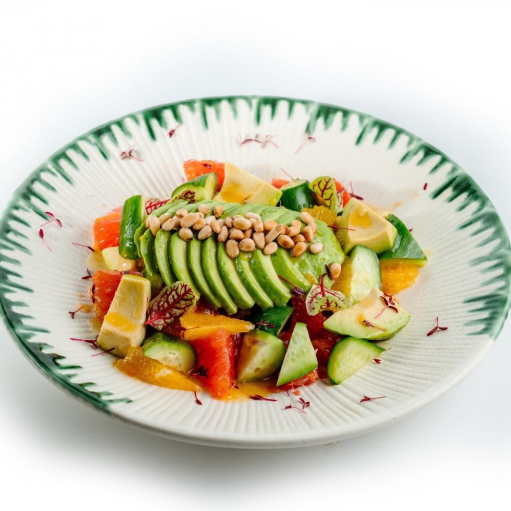 Avakado bilan sitrus salatasi