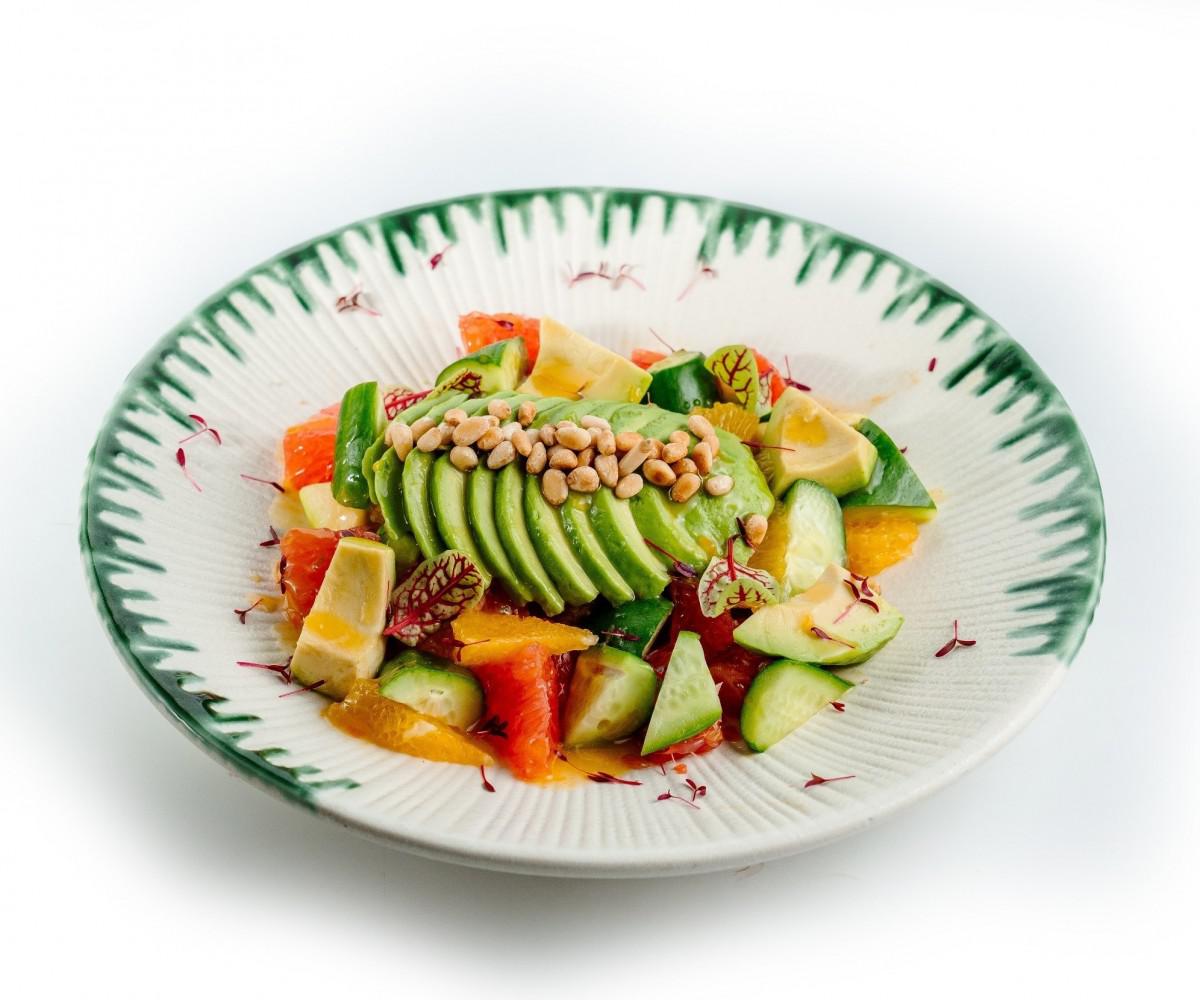 Avakado bilan sitrus salatasi