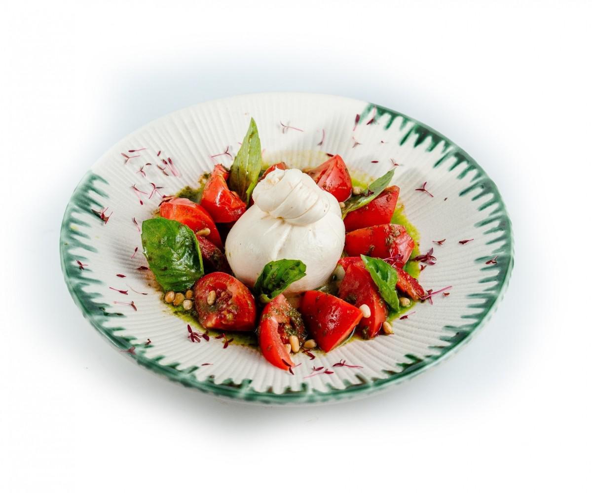 Pomidor va burat bilan salat