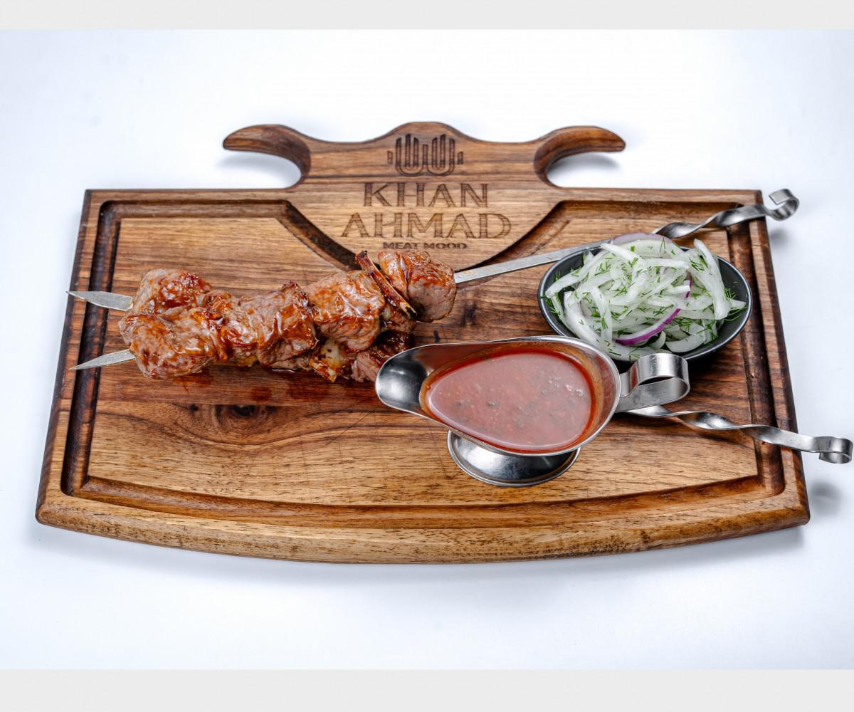 Qo'y go'shtidan shashlik bo'laklarga bo'lingan, 120 g