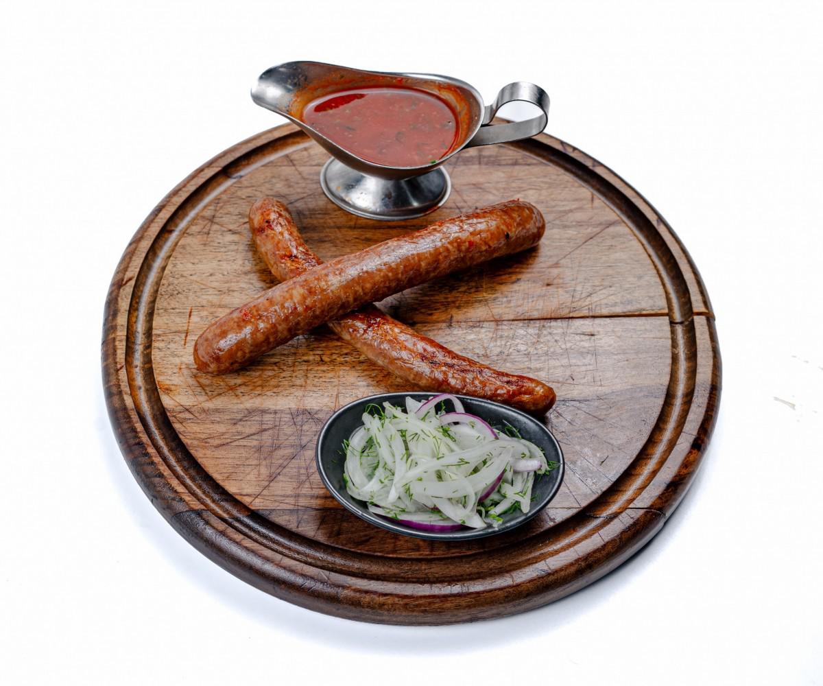 Grilda pishirilgan mol go'shti kolbasalari, 1 dona, 100 g