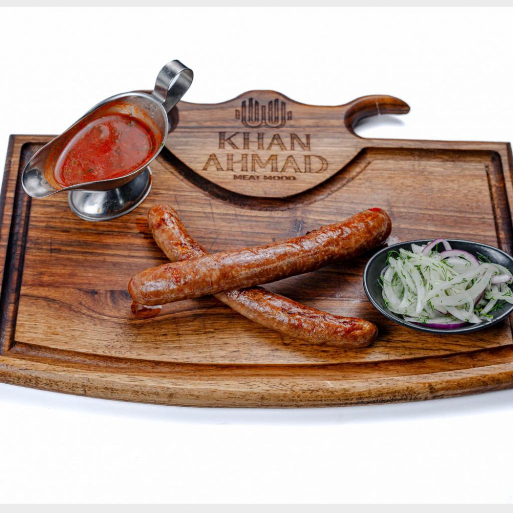 Grilda pishirilgan achchiq mol go'shti kolbasalari, 1 dona, 100 g