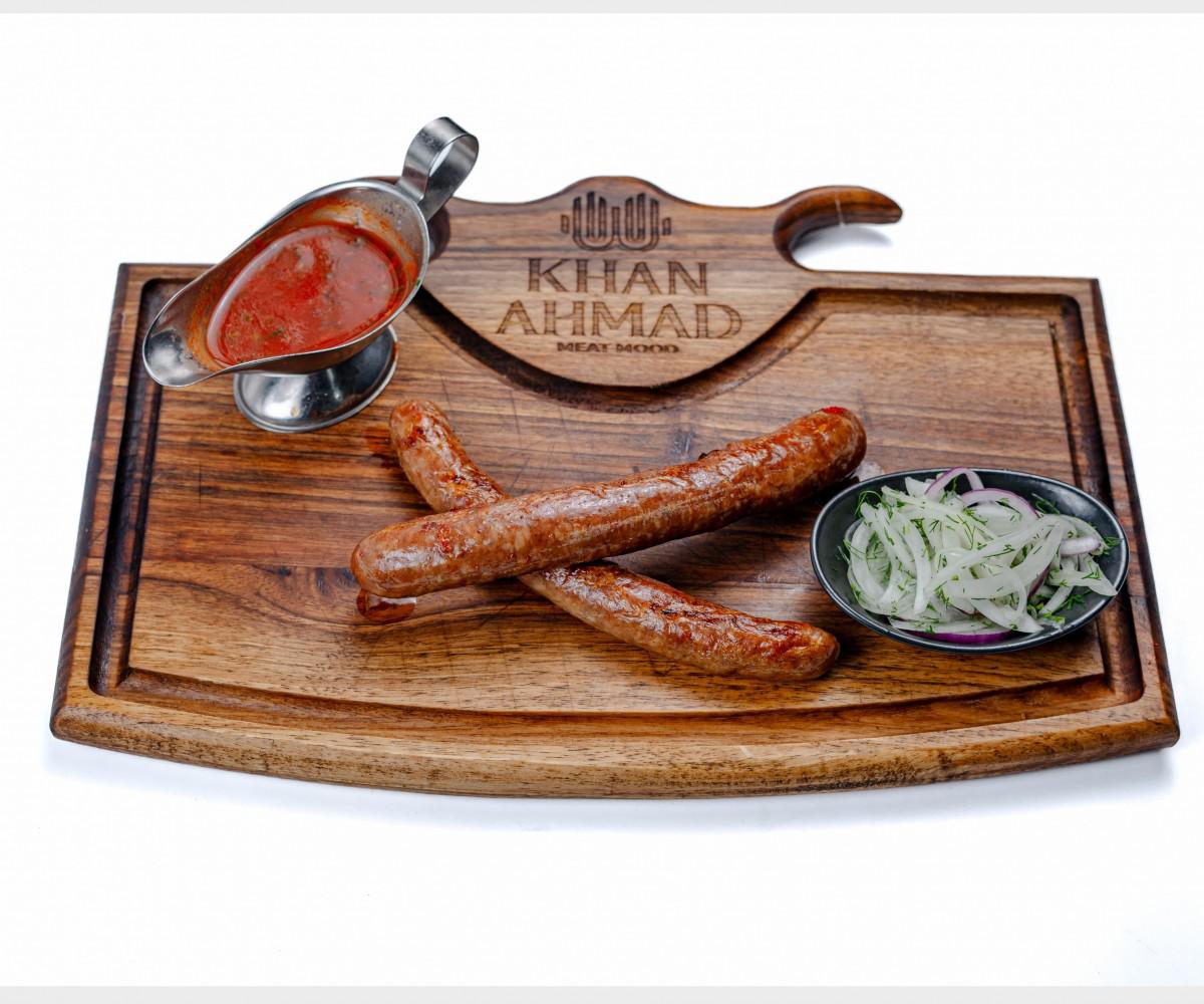 Grilda pishirilgan achchiq mol go'shti kolbasalari, 1 dona, 100 g