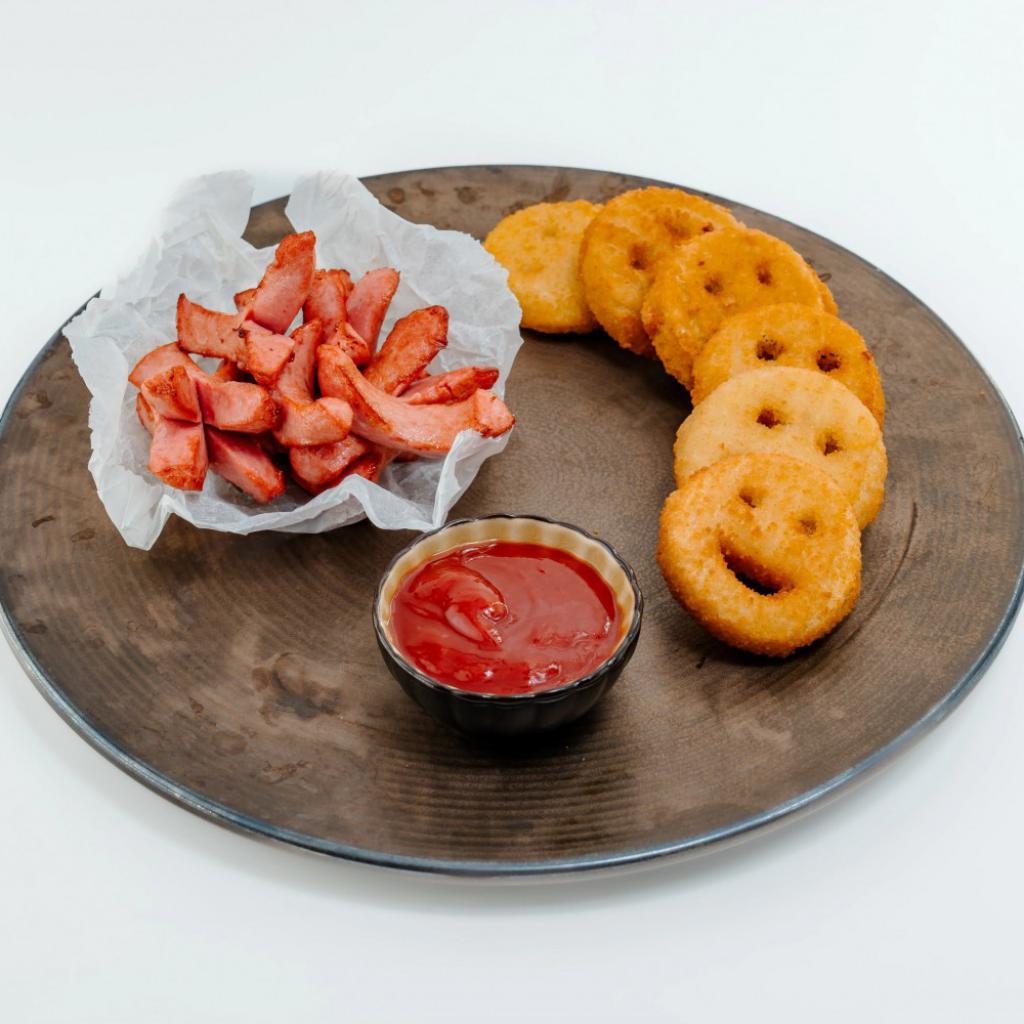 Kartoshka smayliklari bilan sutli kolbasa