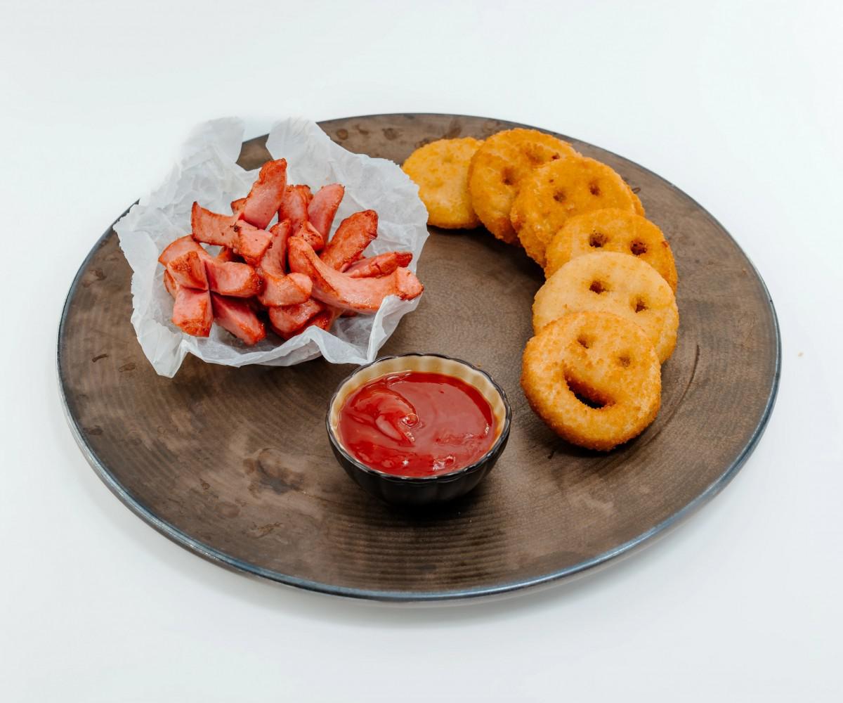 Kartoshka smayliklari bilan sutli kolbasa