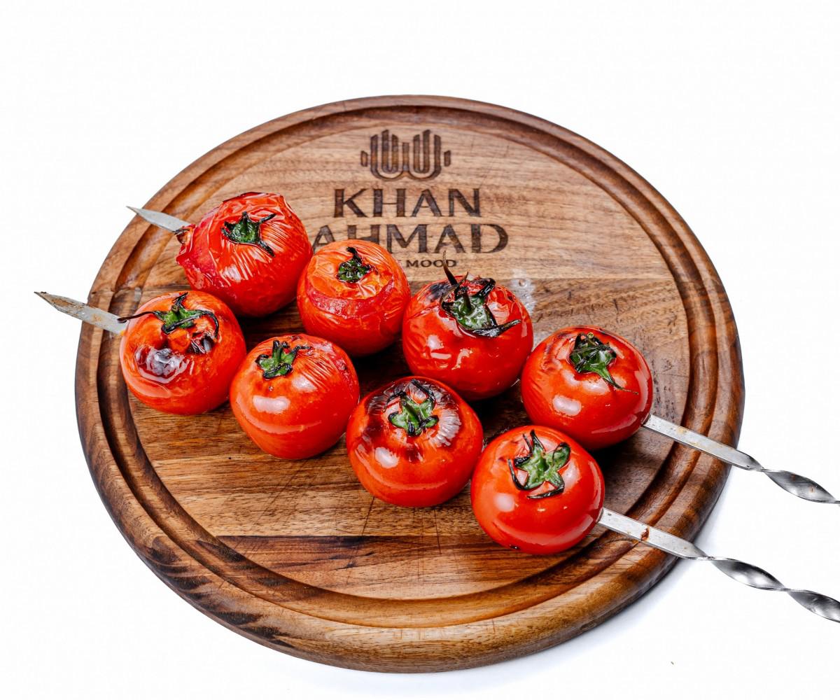 Grilda pishirilgan pomidor